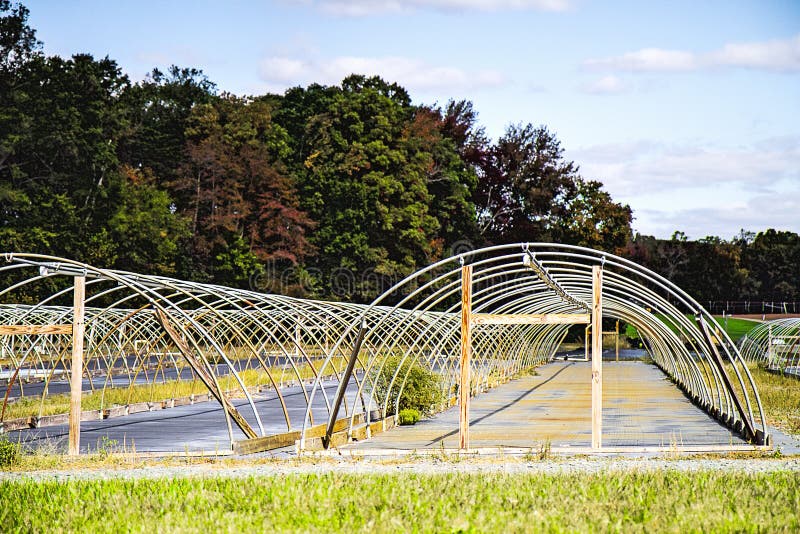 Tuyau D'irrigation En Métal Près Des Champs De Ferme Photo stock - Image du  coupure, ferme: 109156228