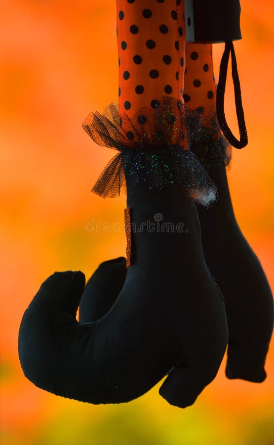 Bruxa Assustadora Sentada Perto Do Caixão Com Cadáver Durante a Festa De  Halloween No Cemitério Artificial Na Praia Foto de Stock Editorial - Imagem  de corvo, cara: 170544693