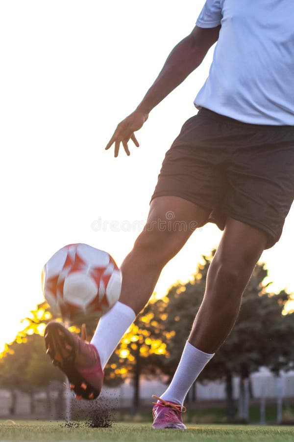 jogando futebol no campo com uma bola. marcando um gol. imitação de um jogo  de futebol.