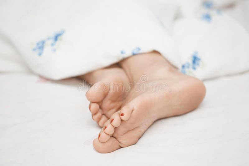 Спящие ноги жены. Ступни спящих женщин. Пятки спящей женщины. Ступни спящей женщины. Ноги ступни спящих девок фото.