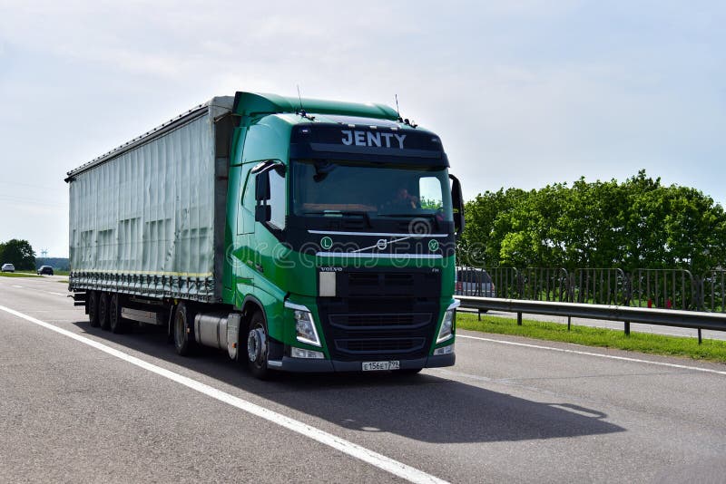 Ciężarówka Volvo Fh Przez Transcom Z Naczepą Jeżdżącą Autostradą. Dostawa Towarów Drogą. Zdjęcie Editorial - Image Of Eksport, Autobahn: 186931661