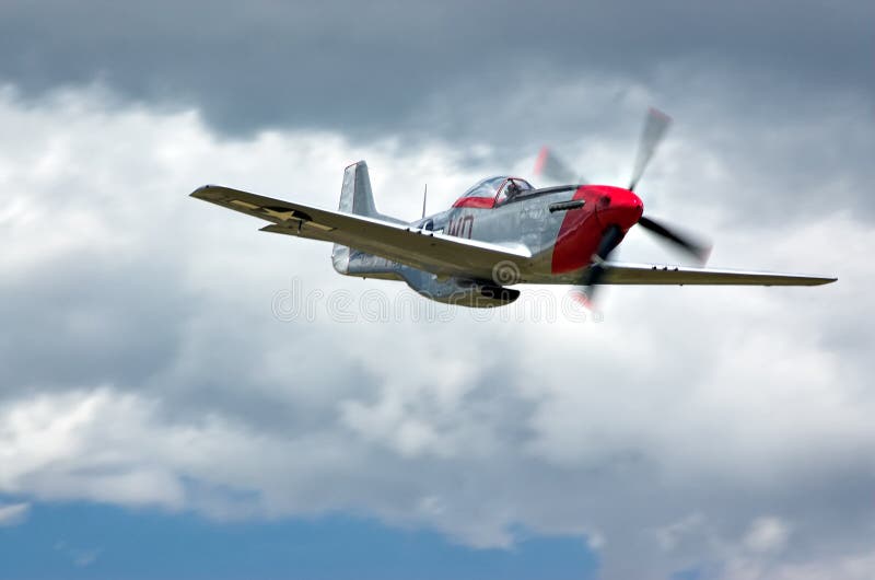 P-51 abaixo das nuvens