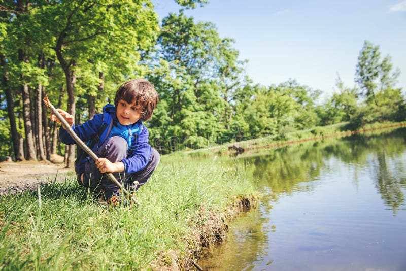 P?che de jeu d'enfant pr?s de lac photo libre de droits P?che de jeu d'enfant pr?s de lac photo libre de droits