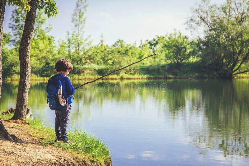 P?che de jeu d'enfant pr?s de lac photographie stock libre de droits P?che de jeu d'enfant pr?s de lac photographie stock libre de droits