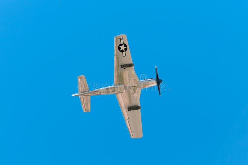 P-51 de mustangsiërra vervolgen boven II Vliegen stock afbeeldingen P-51 de mustangsiërra vervolgen boven II Vliegen stock afbeeldingen