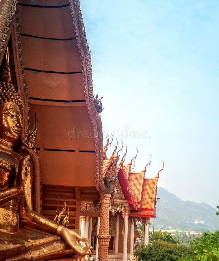P? det h?ga berget st?r den buddistiska templet av tigergrottan Thailand royaltyfri fotografi P? det h?ga berget st?r den buddistiska templet av tigergrottan Thailand royaltyfri fotografi
