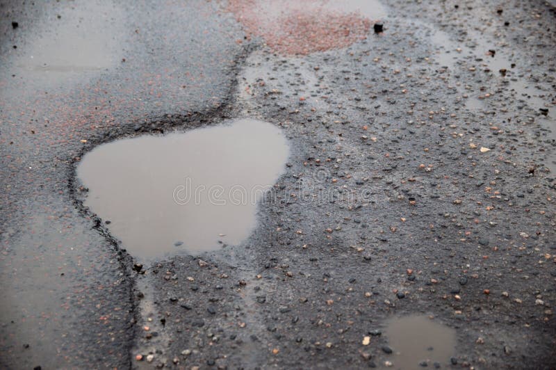 P?l p? trottoaren D?lig asfalt broken v?g royaltyfria bilder P?l p? trottoaren D?lig asfalt broken v?g royaltyfria bilder