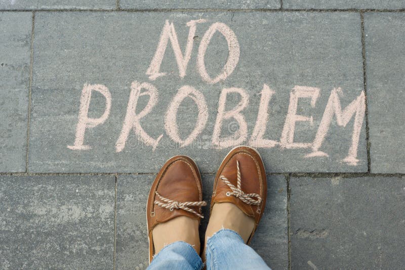 P?s f?meas com texto nenhum problema escrito no passeio cinzento fotografia de stock royalty free P?s f?meas com texto nenhum problema escrito no passeio cinzento fotografia de stock royalty free