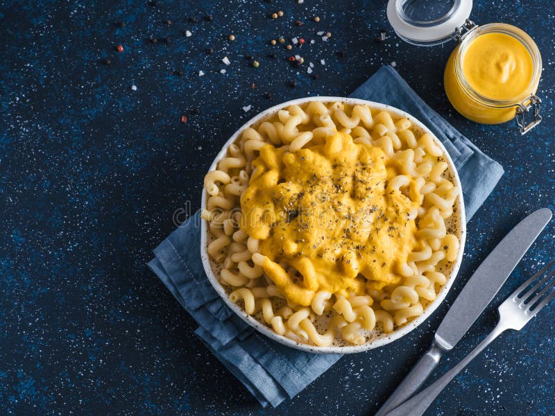 P?tes avec de la sauce cr?meuse ? cheddar de chia de vegan photo libre de droits P?tes avec de la sauce cr?meuse ? cheddar de chia de vegan photo libre de droits