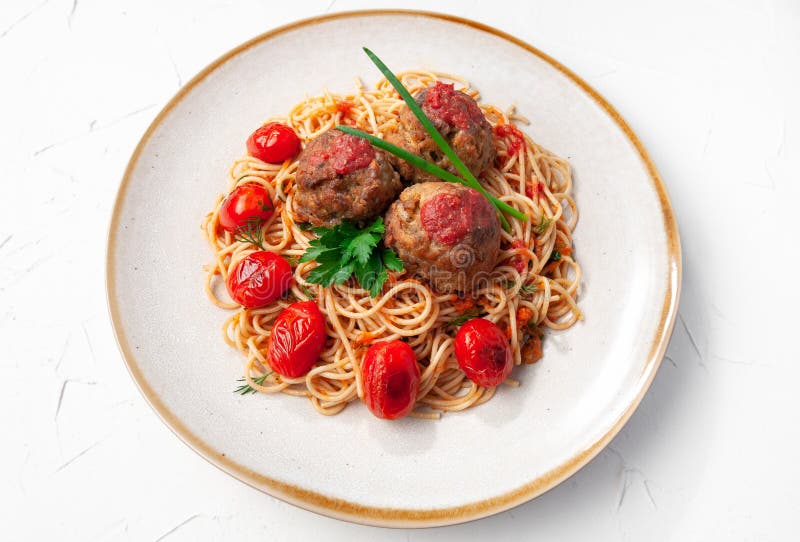 Spaghetti aux boulettes de viande et tomates cerises