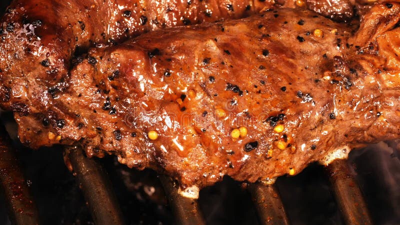 1080p a tiré du style mexicain juteux a marinés le steak de boeuf sur le grill banque de vidéos