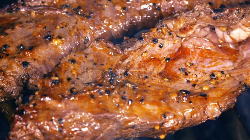 1080p a tiré du style mexicain juteux a marinés le steak de boeuf sur le grill banque de vidéos