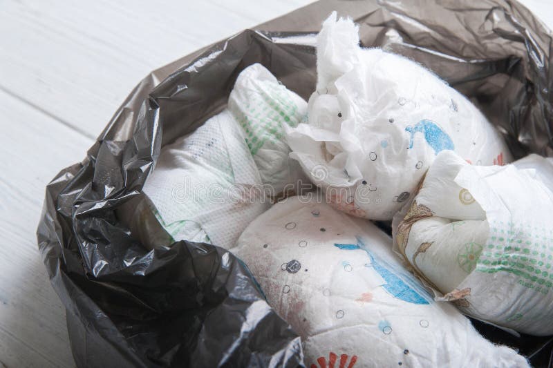 Los pañales desperdician pañales sucios en un cubo de basura eliminación de  pañales usados para bebés impacto ambiental de los pañales desechables  contaminación del medio ambiente suelo y agua