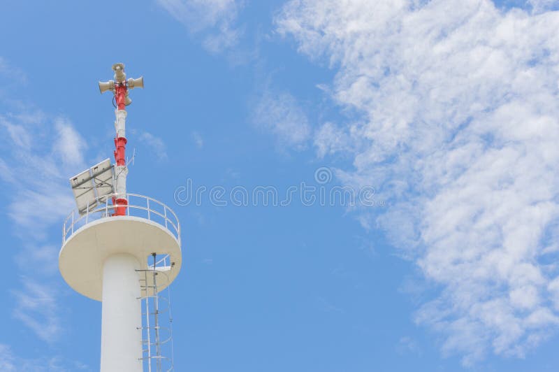 PA/haut-parleurs publics de système d'adresses, contre un ciel bleu lumineux image stock PA/haut-parleurs publics de système d'adresses, contre un ciel bleu lumineux image stock