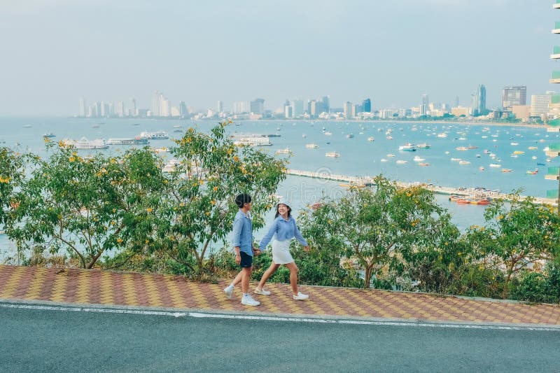 Paar am Aussichtspunkt auf der Insel Pattaya Meer am Park von Pattaya in Thailand im Sommer Stadt mit blauem Himmel für Reisen lizenzfreies stockfoto