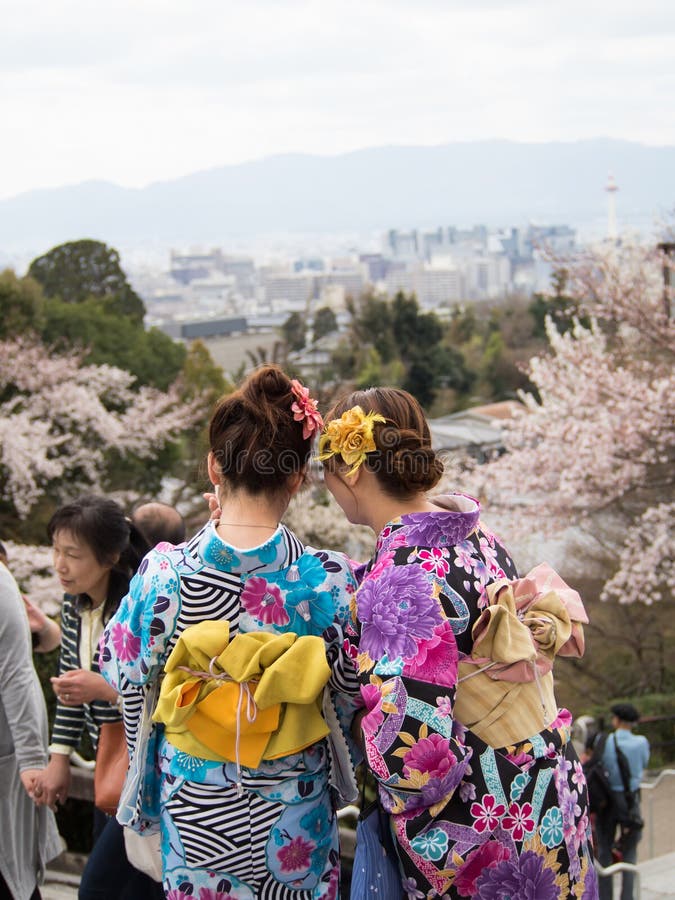 Paar Aziatische vrouwen die traditionele Japanse kimono dragen stock foto's Paar Aziatische vrouwen die traditionele Japanse kimono dragen stock foto's