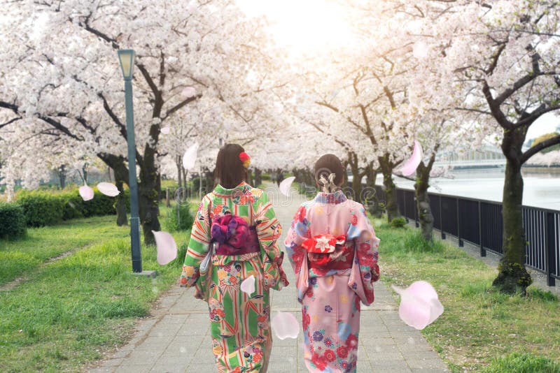 Paar Aziatische vrouwen die traditionele Japanse kimono in sakura dragen