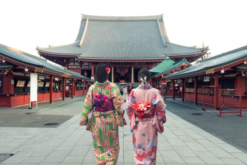 Paar Aziatische vrouwen die traditionele Japanse kimono in Sensoj dragen
