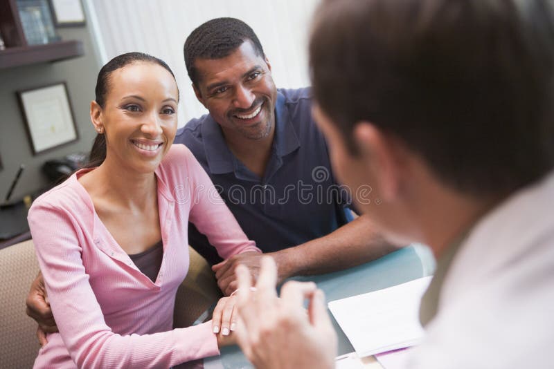 Paar in bespreking met arts in kliniek IVF stock afbeelding Paar in bespreking met arts in kliniek IVF stock afbeelding