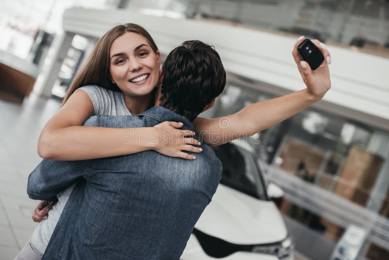 Paar bij het autohandel drijven royalty-vrije stock foto Paar bij het autohandel drijven royalty-vrije stock foto