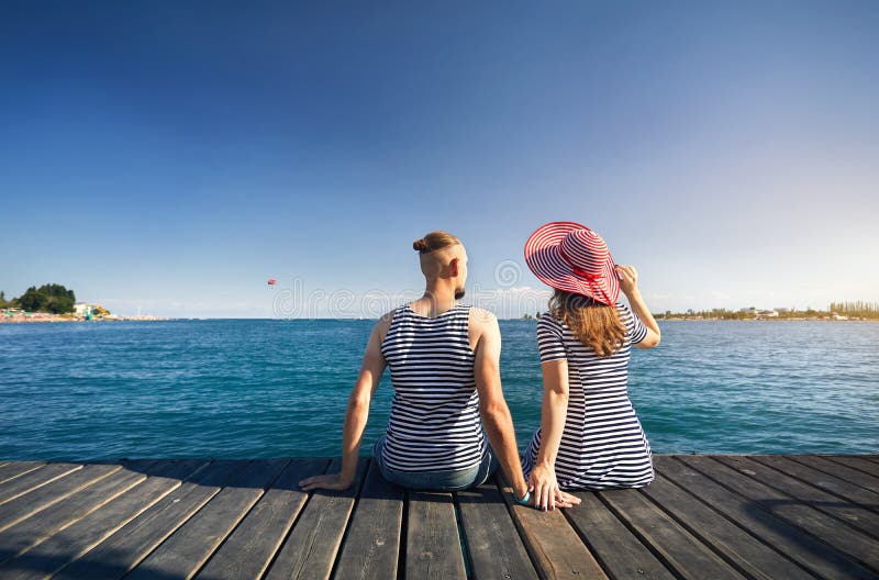 Paar bij het Meer van Issyk Kul royalty-vrije stock afbeelding Paar bij het Meer van Issyk Kul royalty-vrije stock afbeelding