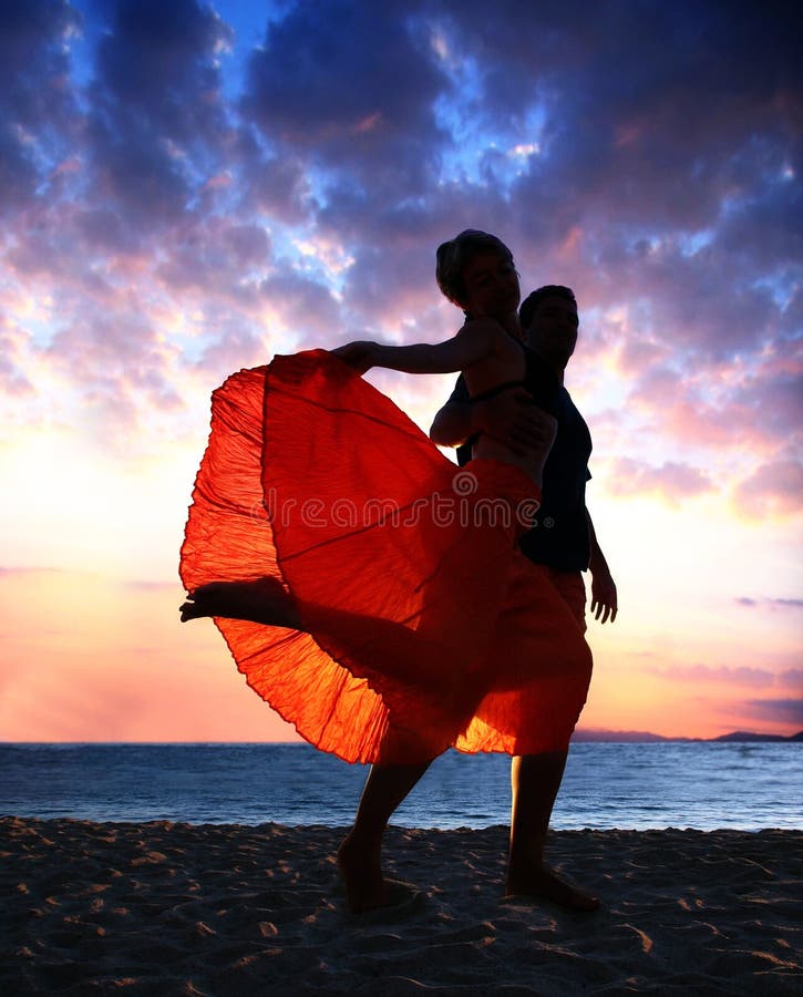 Paar dat bij zonsondergang danst stock foto's Paar dat bij zonsondergang danst stock foto's