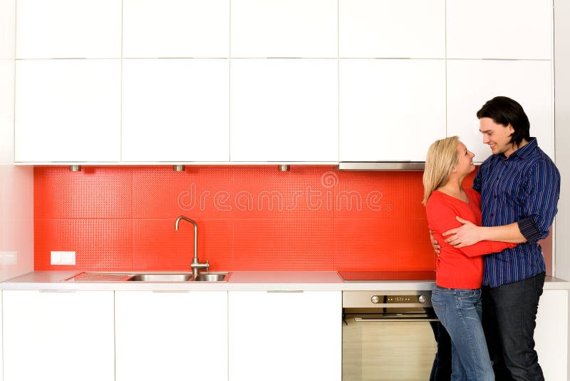 Paar dat in keuken koestert stock foto Paar dat in keuken koestert stock foto