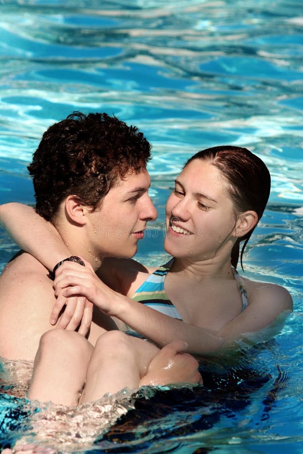 Paar in de pool royalty-vrije stock fotografie Paar in de pool royalty-vrije stock fotografie