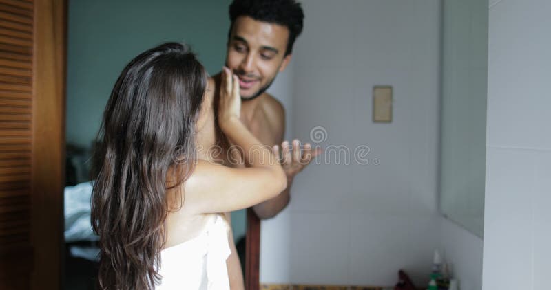 Paar in de Wasgezicht die van de Badkamersvrouw aan de Mens in Handdoeken spreken die Ochtend Routinehygiëne doen