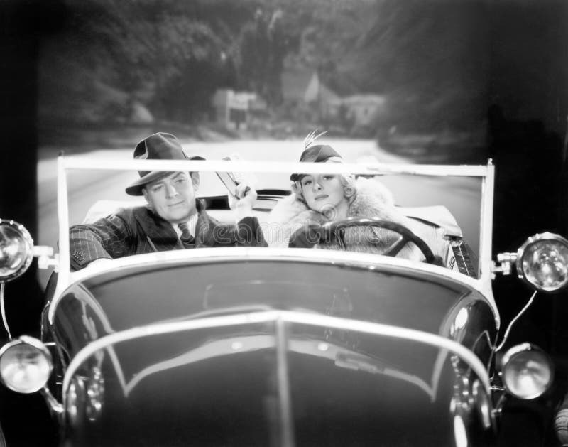 Paar die een auto drijven (Alle afgeschilderde personen leven niet langer en geen landgoed bestaat Leveranciersgaranties dat er n royalty-vrije stock afbeeldingen Paar die een auto drijven (Alle afgeschilderde personen leven niet langer en geen landgoed bestaat Leveranciersgaranties dat er n royalty-vrije stock afbeeldingen