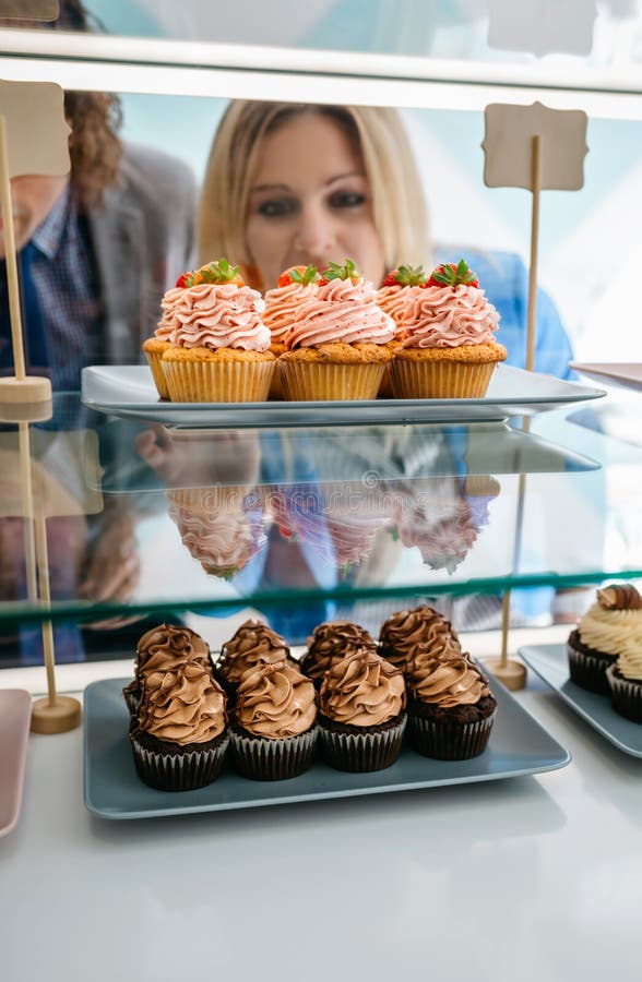 Paar die een cupcake kiezen royalty-vrije stock fotografie Paar die een cupcake kiezen royalty-vrije stock fotografie