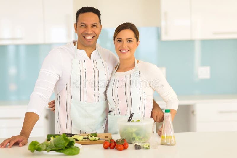 Paar die gezond voedsel koken stock afbeelding Paar die gezond voedsel koken stock afbeelding