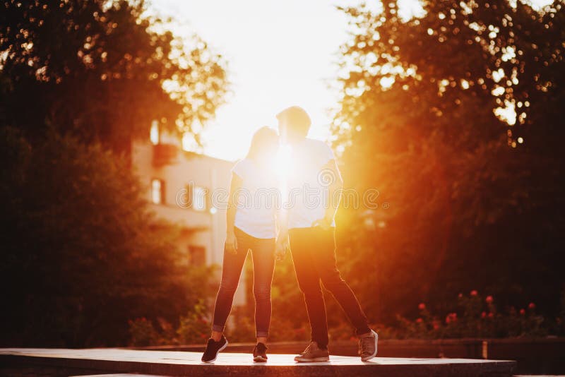 Paar die in liefde van ogenblikken genieten tijdens zonsondergang royalty-vrije stock fotografie Paar die in liefde van ogenblikken genieten tijdens zonsondergang royalty-vrije stock fotografie