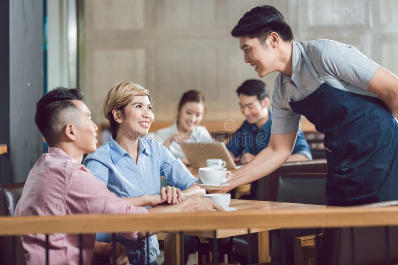 Paar die met koffie in de koffie worden gediend stock foto's Paar die met koffie in de koffie worden gediend stock foto's