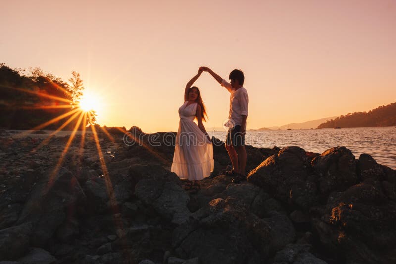 Paar die mooie zonsondergang op Koh Lipe Beach Thailand ontspannen, de Zomervakantie stock fotografie Paar die mooie zonsondergang op Koh Lipe Beach Thailand ontspannen, de Zomervakantie stock fotografie