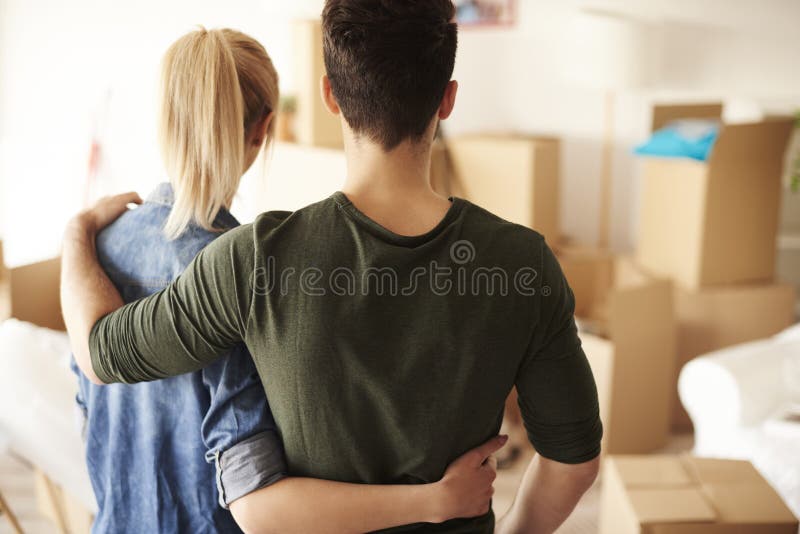 Paar die nieuw huis bewegen stock afbeeldingen Paar die nieuw huis bewegen stock afbeeldingen