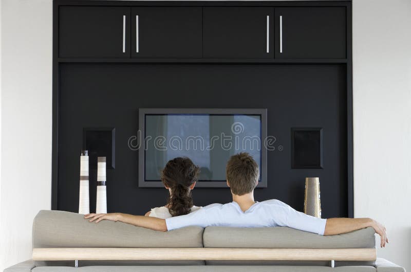 Paar die op TV samen in Woonkamer letten