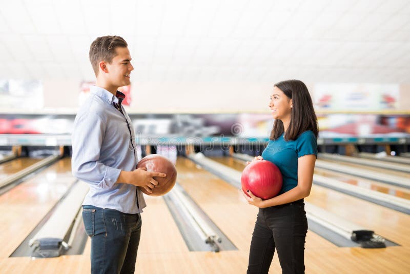 Paar die Pret met Kegelenballen hebben bij Steeg in Club royalty-vrije stock fotografie Paar die Pret met Kegelenballen hebben bij Steeg in Club royalty-vrije stock fotografie