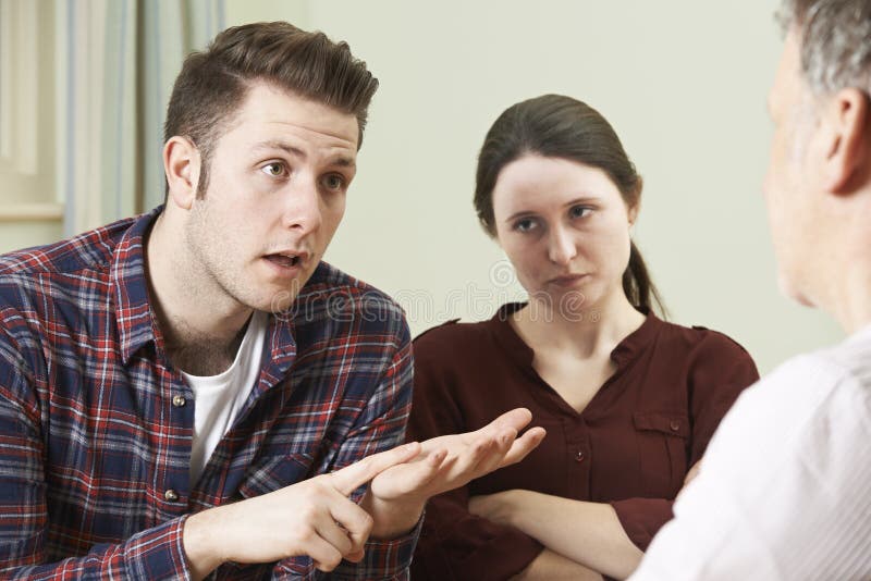 Paar die Problemen bespreken met Verhoudingsadviseur royalty-vrije stock foto Paar die Problemen bespreken met Verhoudingsadviseur royalty-vrije stock foto