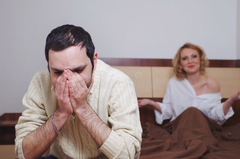 Paar die problemen in de slaapkamer hebben stock foto Paar die problemen in de slaapkamer hebben stock foto