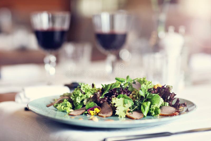 Paar die romantisch Diner in een gastronomische restaurant het drinken wijn eten en het eten stock afbeelding Paar die romantisch Diner in een gastronomische restaurant het drinken wijn eten en het eten stock afbeelding