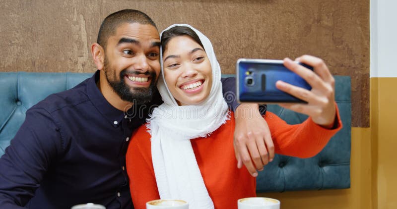 Paar die selfie in cafetaria 4k nemen