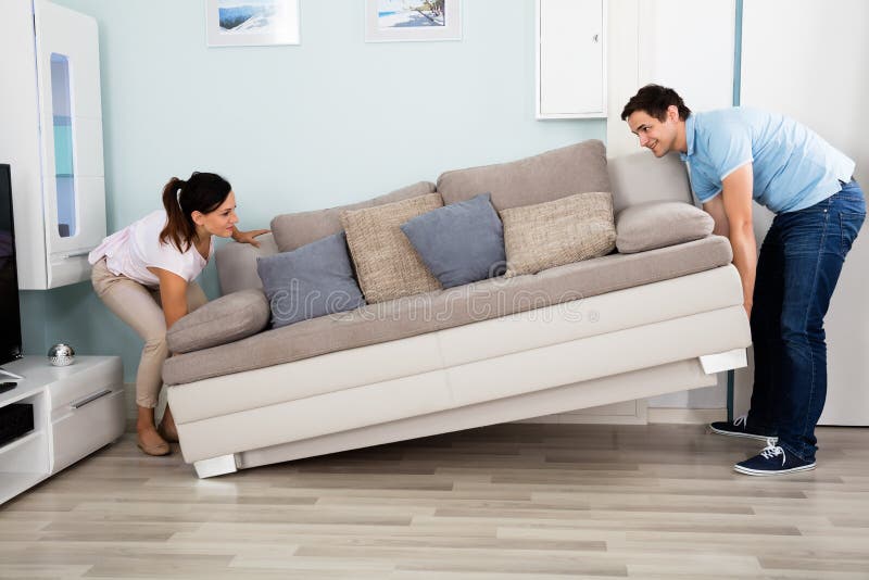 Paar die Sofa In Living Room plaatsen stock afbeelding Paar die Sofa In Living Room plaatsen stock afbeelding