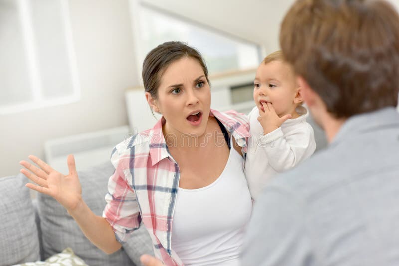 Paar die voor hun baby debatteren stock foto's Paar die voor hun baby debatteren stock foto's