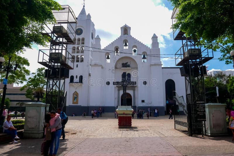 Paar die voor Kerk koesteren royalty-vrije stock fotografie Paar die voor Kerk koesteren royalty-vrije stock fotografie