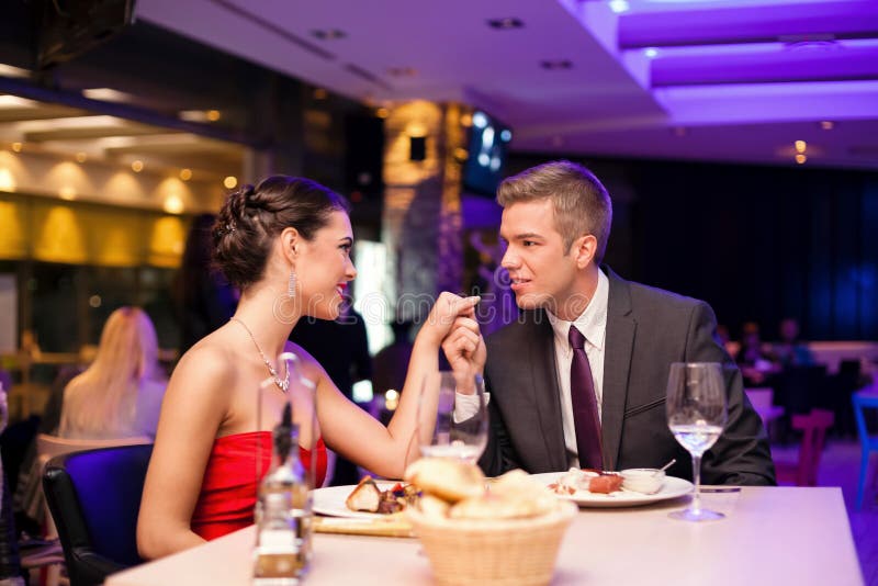 Een stel wisselde genegenheid uit in een restaurant royalty-vrije stock afbeeldingen