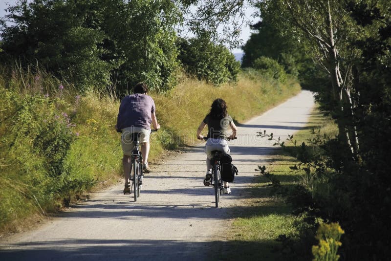 paar het cirkelen onderaan fietspad royalty-vrije stock fotografie paar het cirkelen onderaan fietspad royalty-vrije stock fotografie