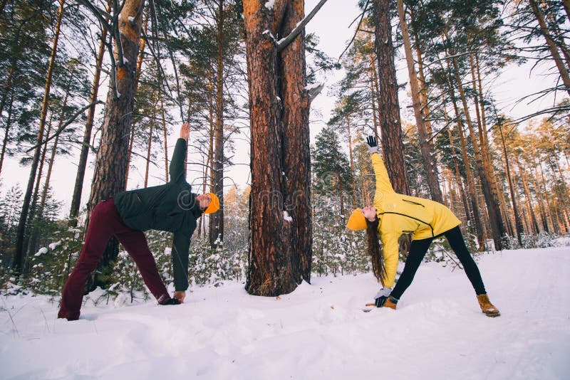 paar in het doen van training of yoga samen in de winterpark royalty-vrije stock afbeelding paar in het doen van training of yoga samen in de winterpark royalty-vrije stock afbeelding