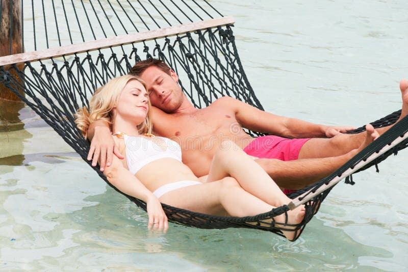 Paar het Ontspannen in Strandhangmat stock fotografie Paar het Ontspannen in Strandhangmat stock fotografie