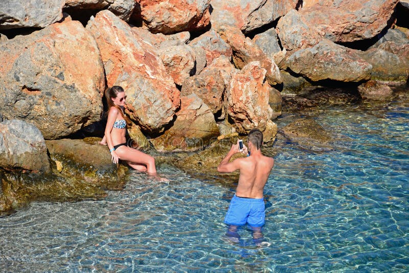 Paar in het overzees, Agios Nikolaos royalty-vrije stock foto's Paar in het overzees, Agios Nikolaos royalty-vrije stock foto's